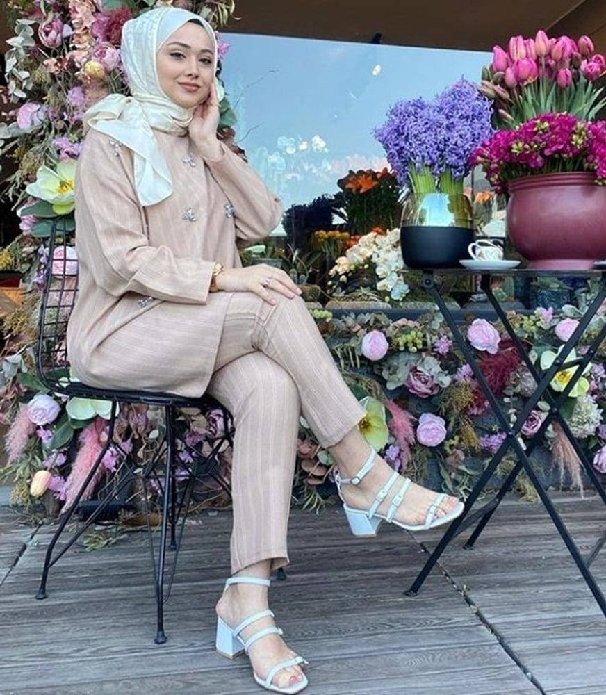 25P Muslim hijab feet