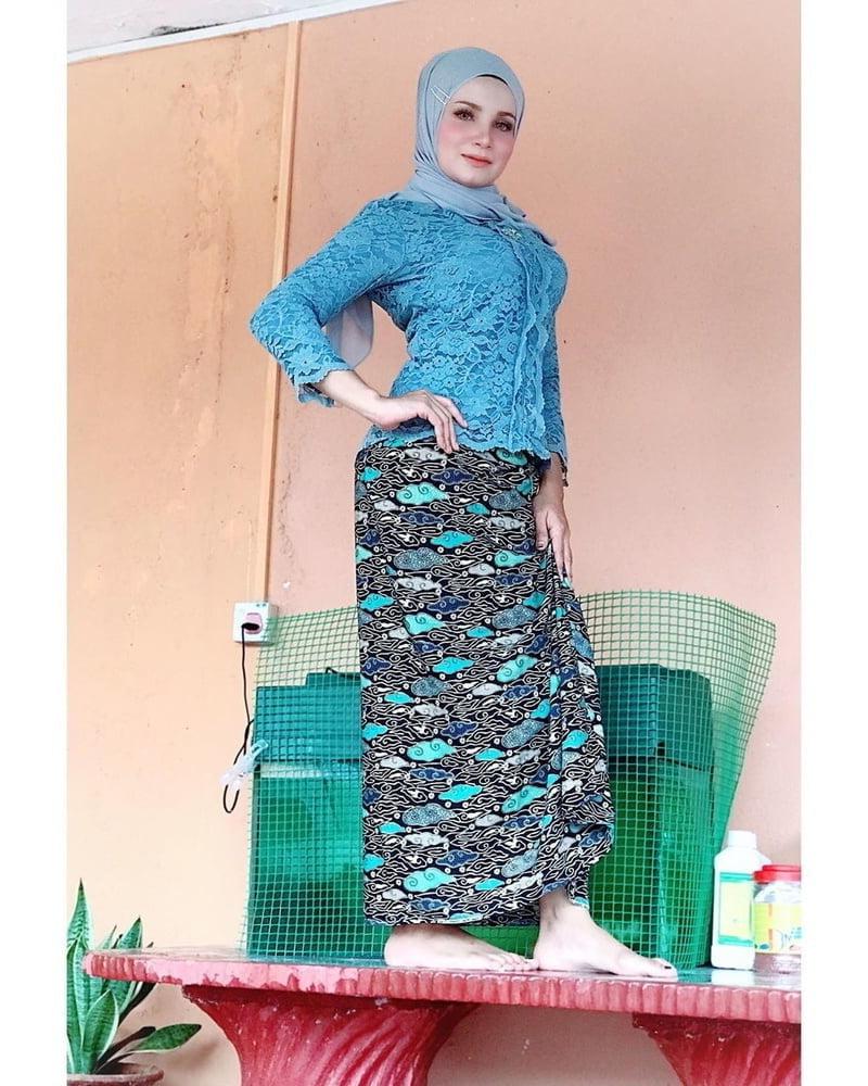 25P Muslim hijab feet