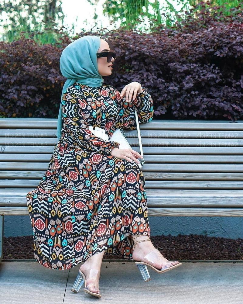 25P Muslim hijab feet