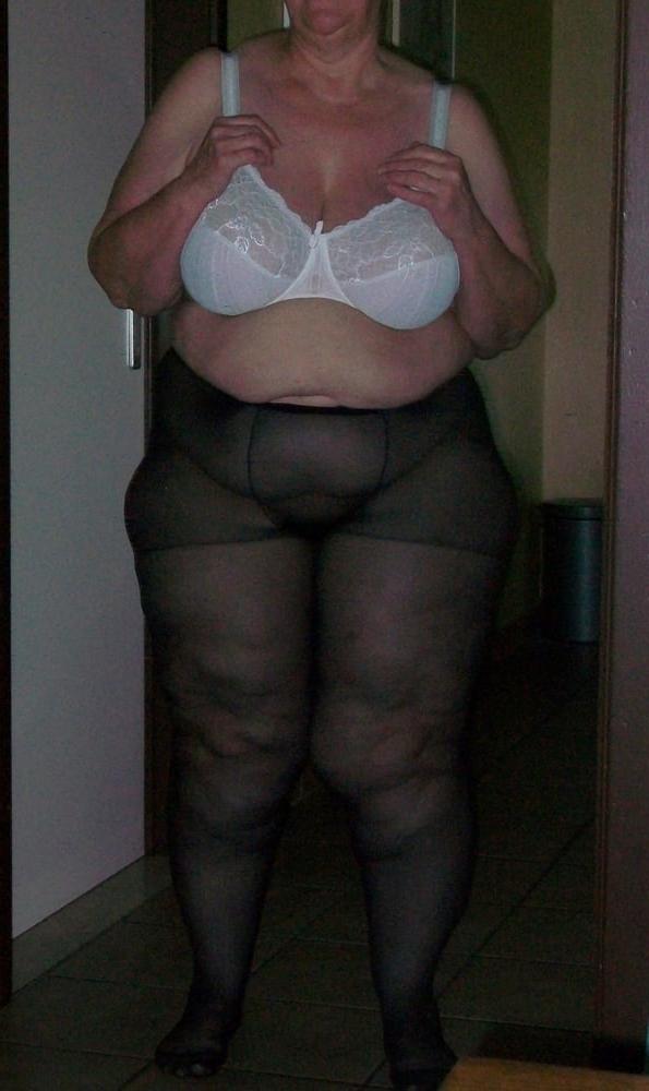 25P great sexy legs and feet in nylon