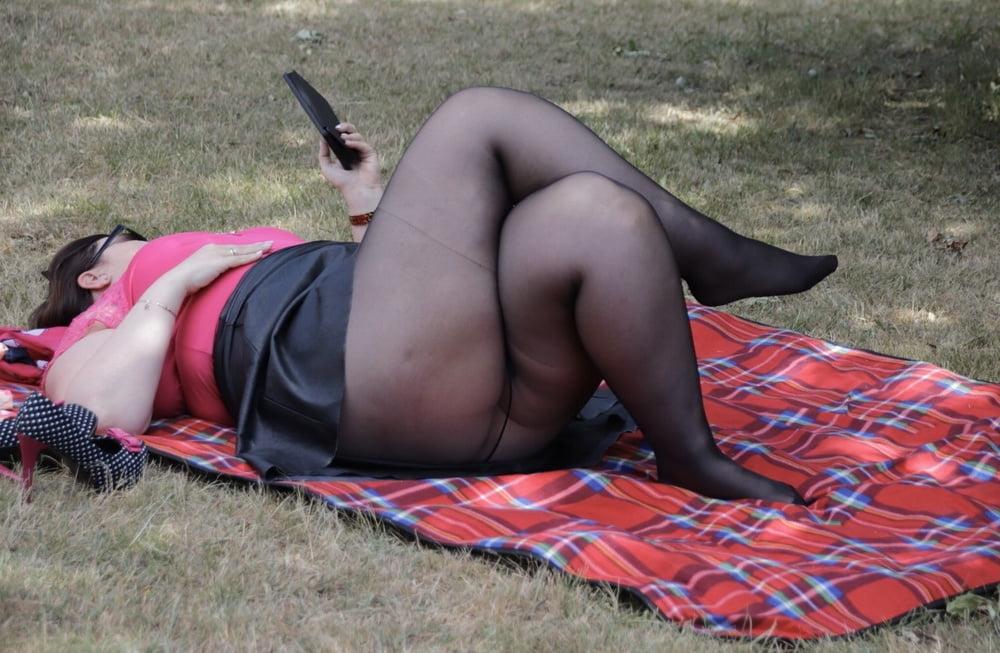 25P great sexy legs and feet in nylon