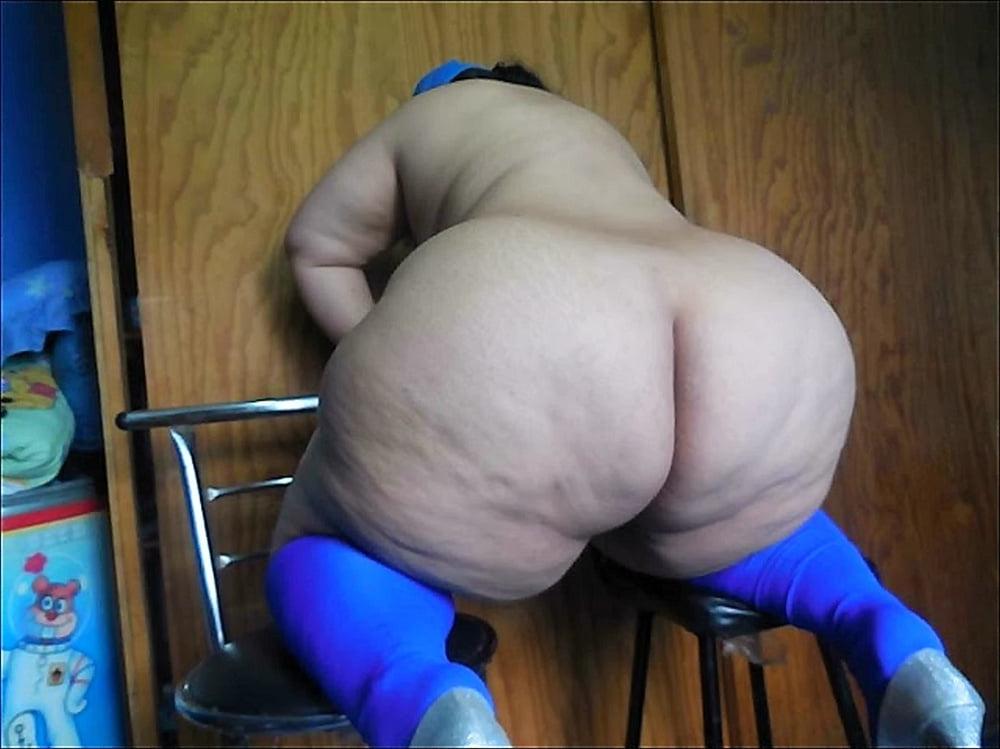 25P SHOWING JUICY PUSSY 22