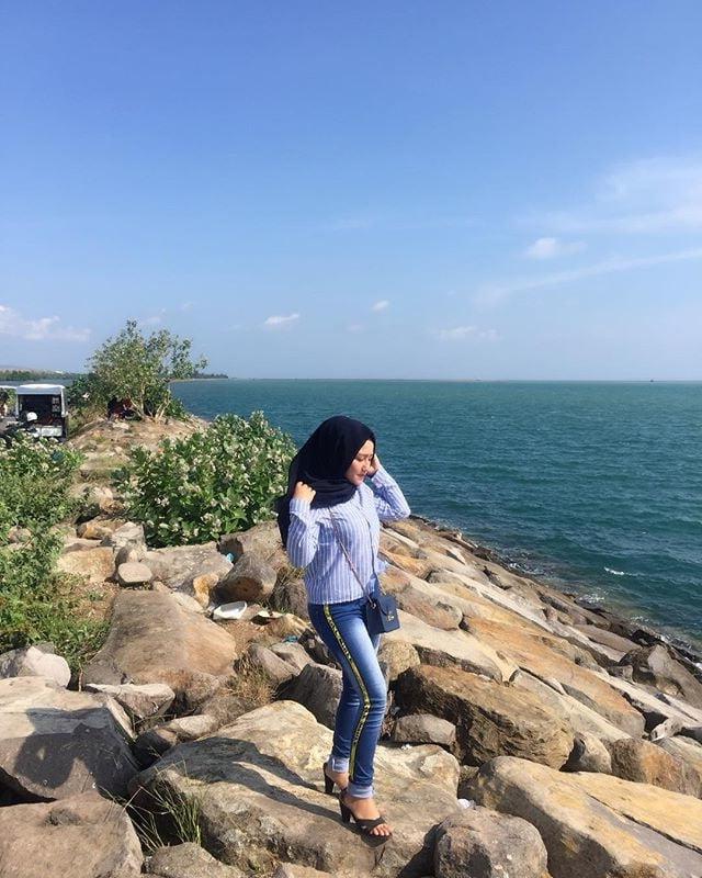 25P Arab hijab feet 2