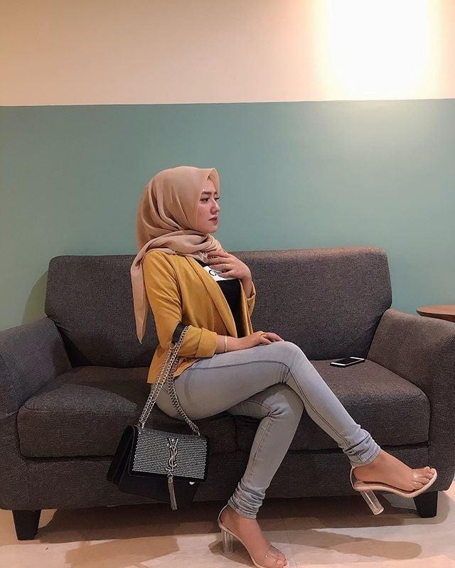 25P Arab hijab feet 2