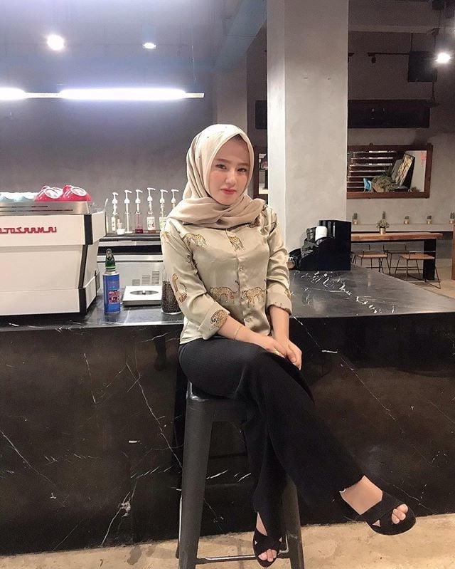 25P Arab hijab feet 2