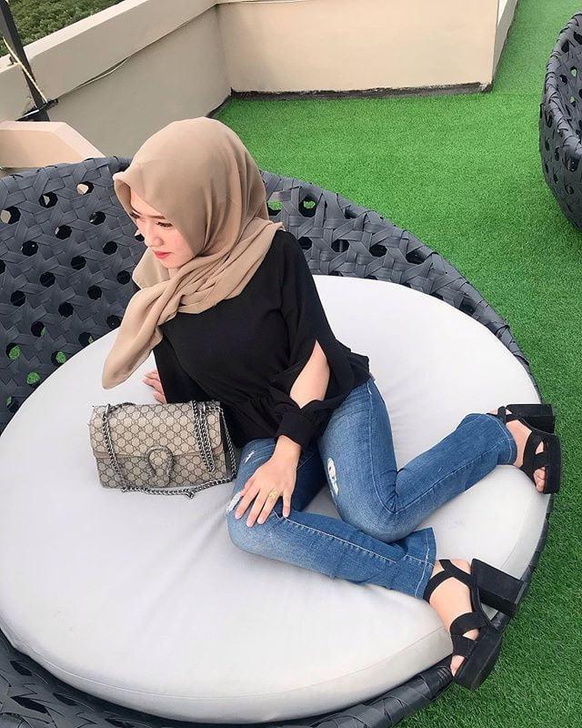 25P Arab hijab feet 2