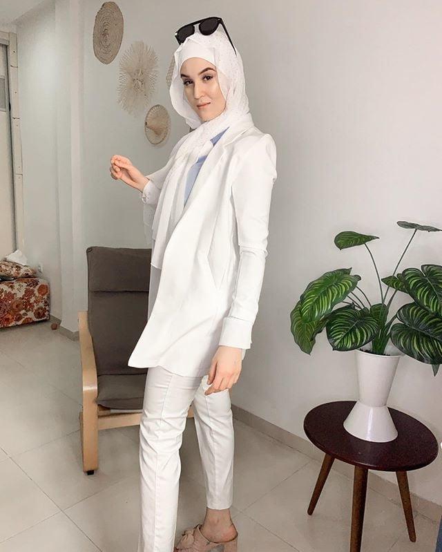 25P Arab hijab feet 2