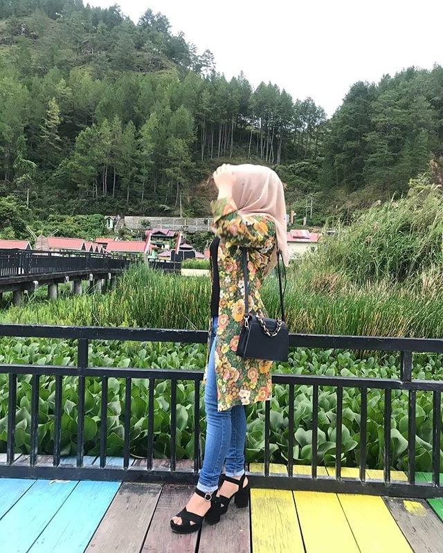 25P Arab hijab feet 2