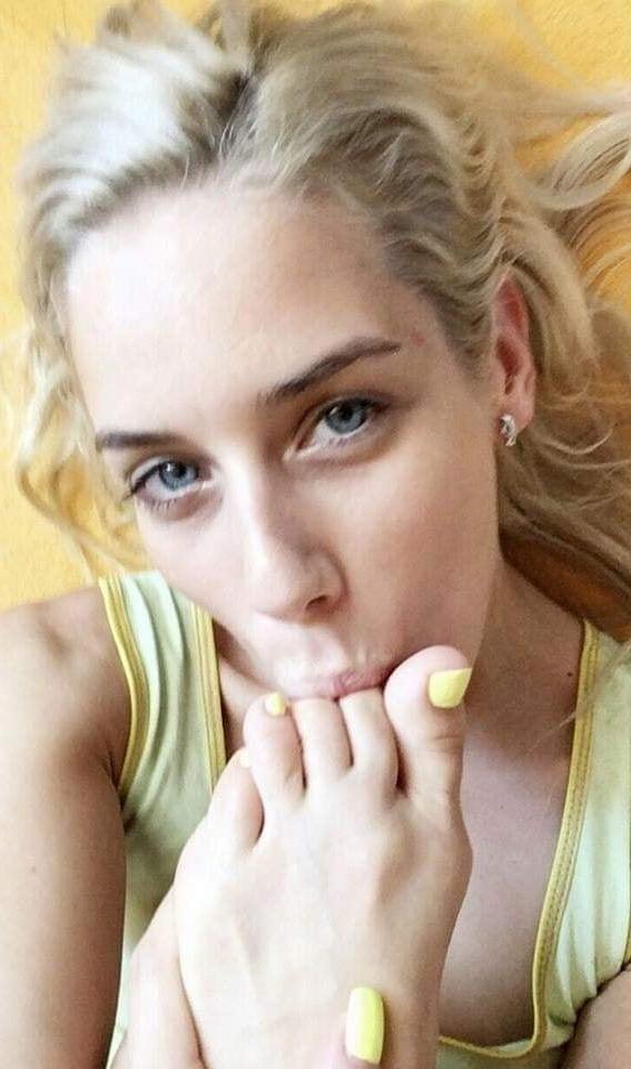 25P Girls self feet worship