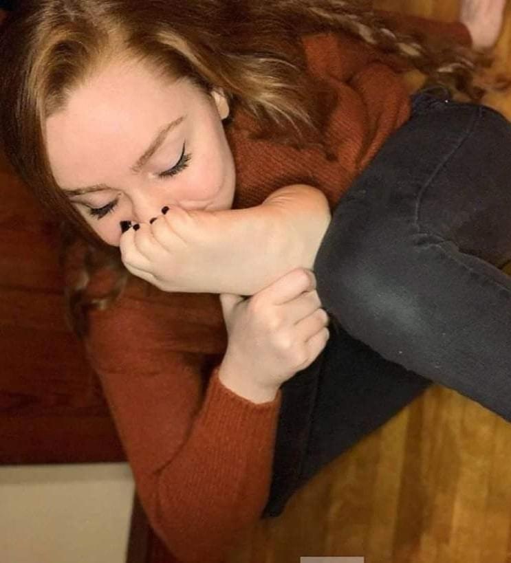 25P Girls self feet worship
