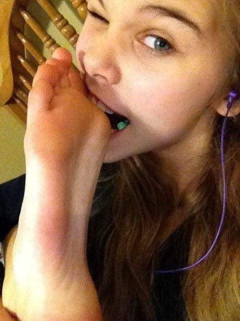 25P Girls self feet worship