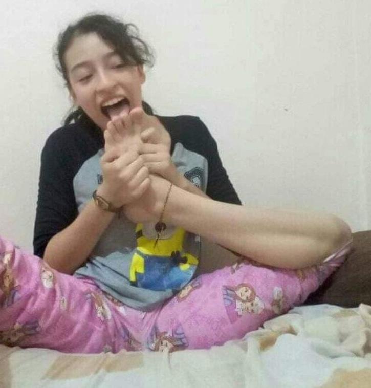 25P Girls self feet worship