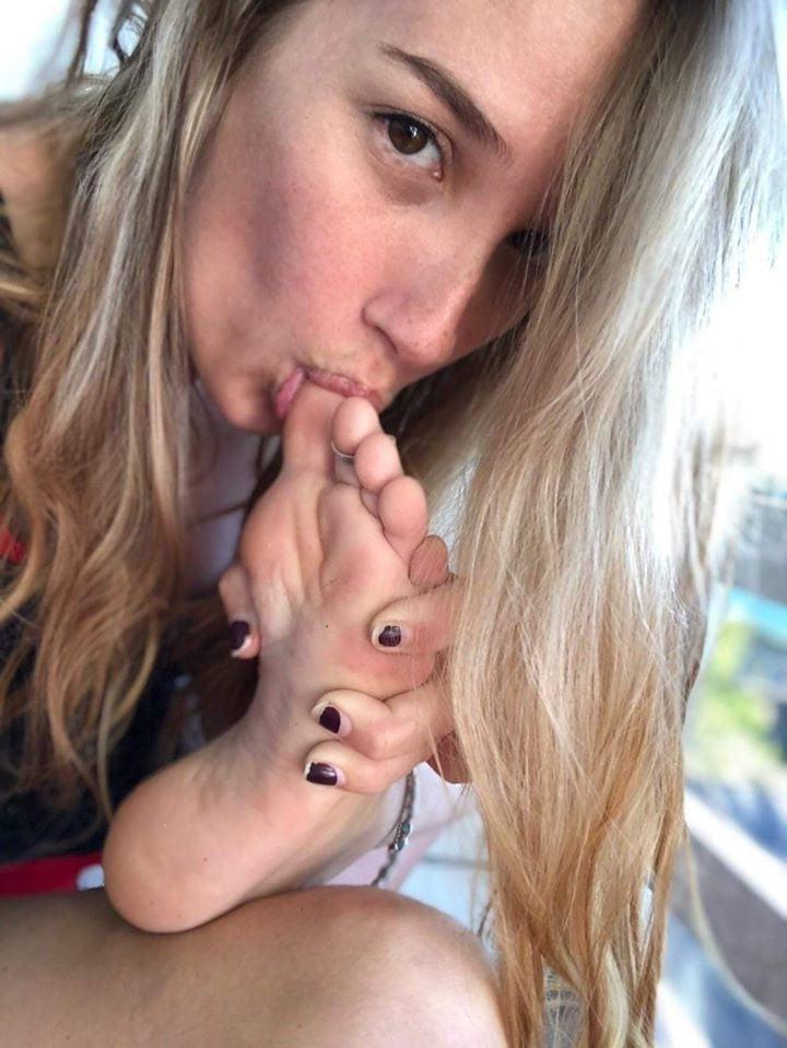 25P Girls self feet worship