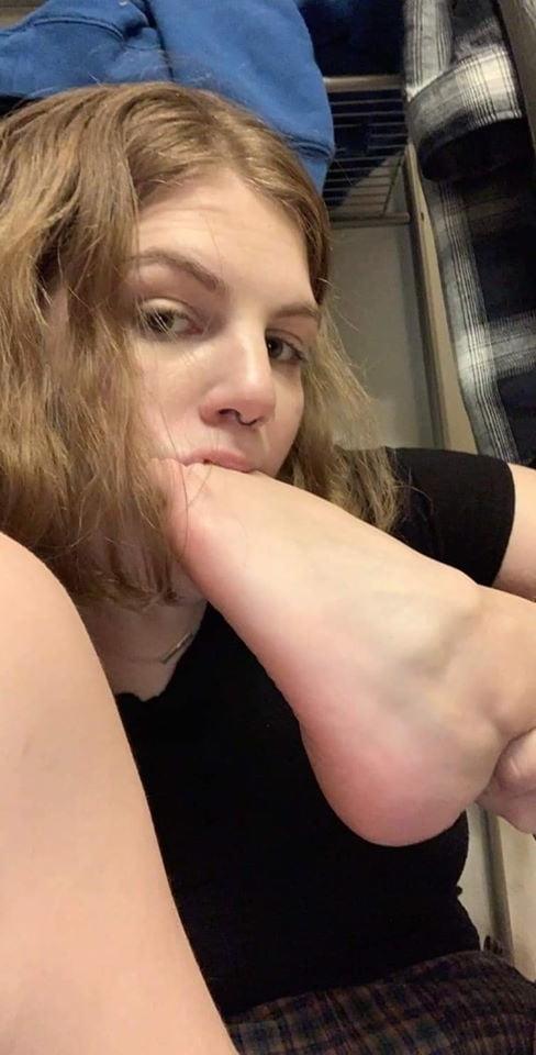 25P Girls self feet worship