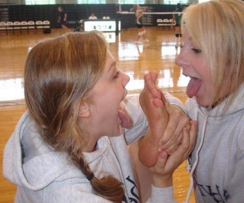 25P Girls self feet worship
