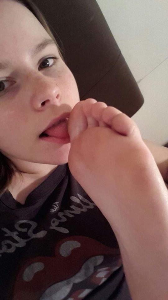 25P Girls self feet worship