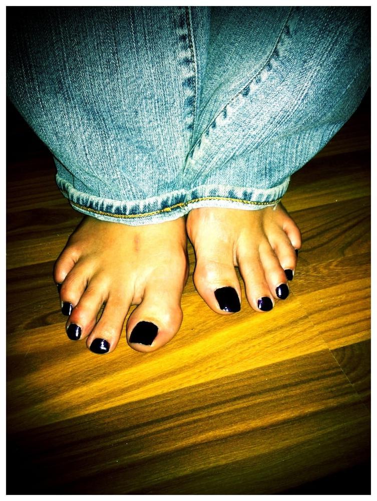 25P Scattered Feet
