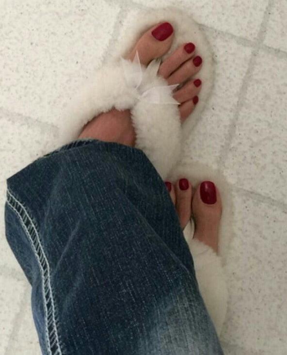 25P Scattered Feet