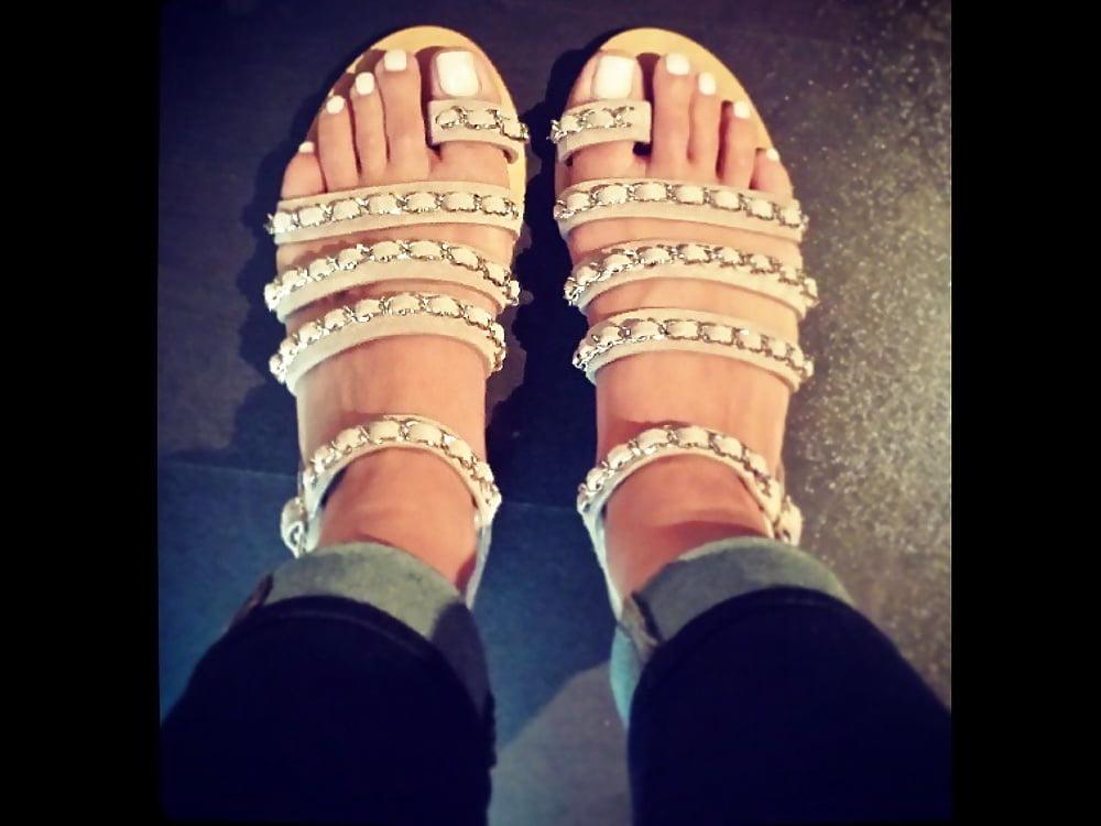 25P Scattered Feet