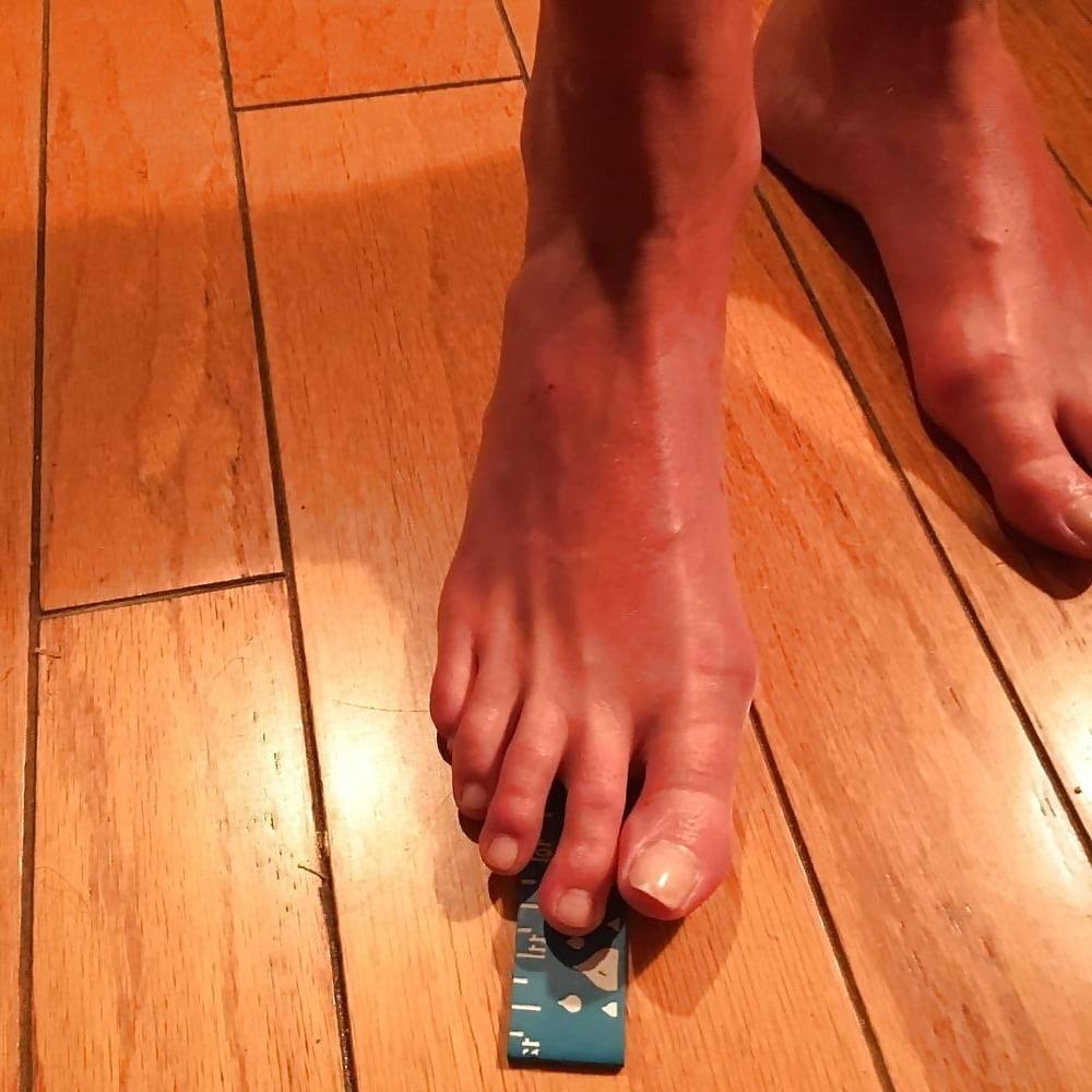 25P Scattered Feet