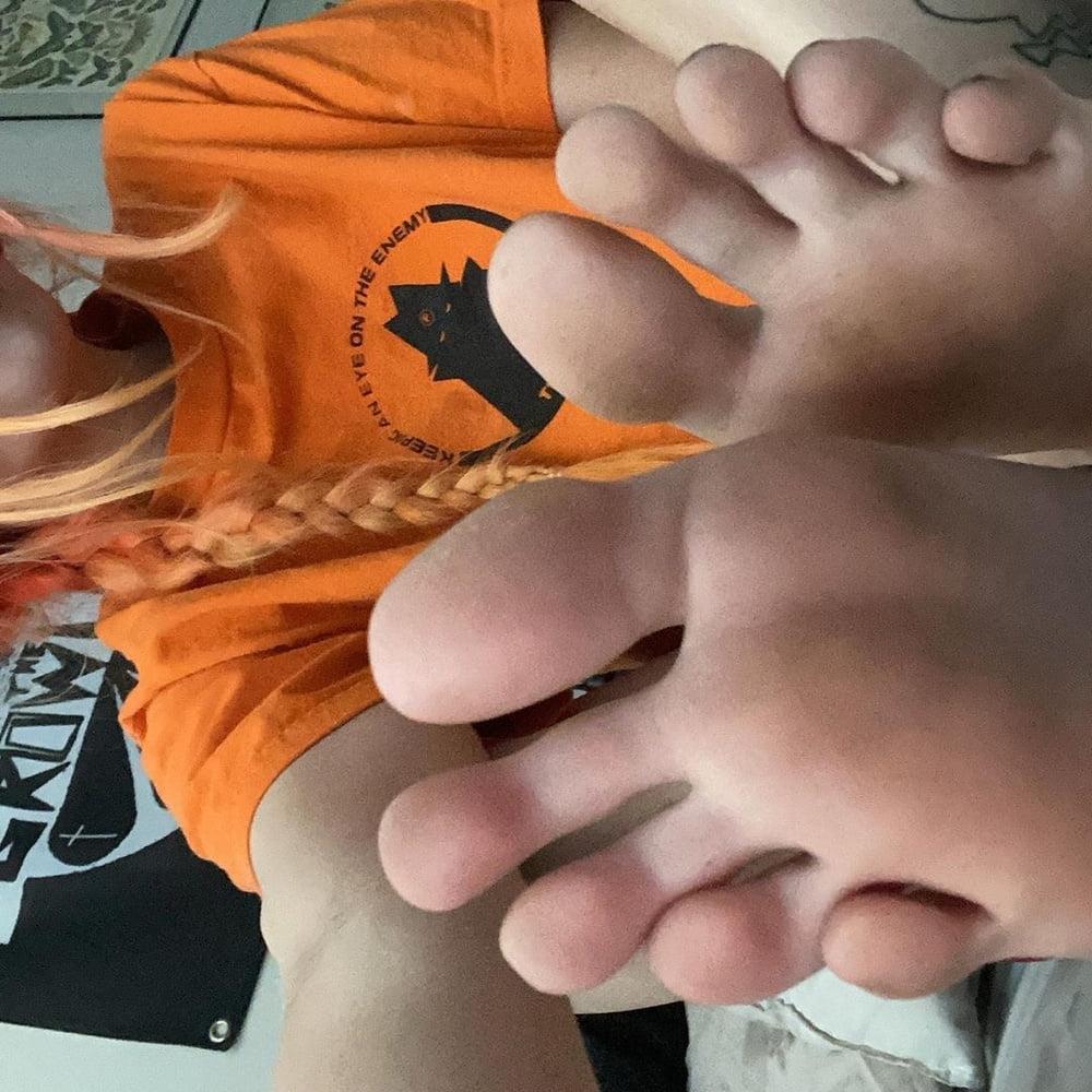 23P Feet 6