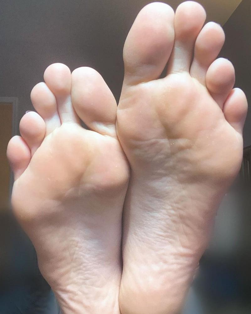 23P Feet 6
