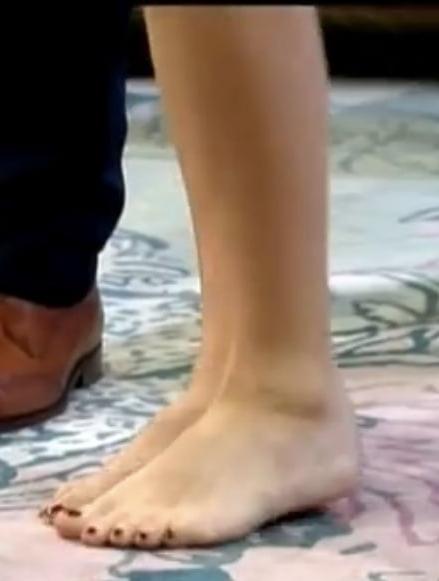 25P Feet and Heel Fetish- Holly Willoughby