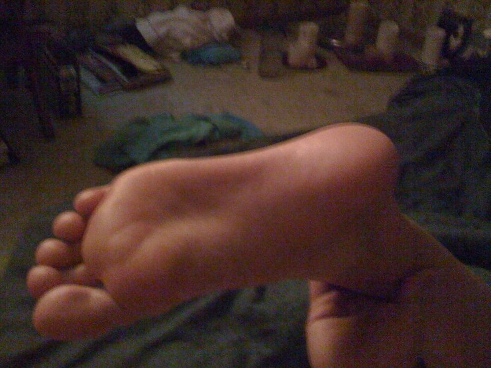 25P Colorado girl with BIG feet