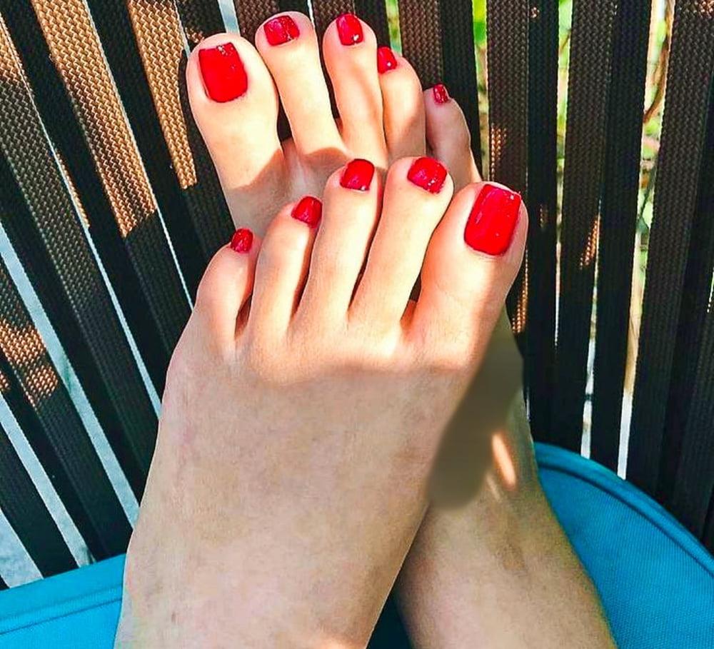 11P WORLD'S SEXIEST FUCKABLE FEMALE SEXY FEET