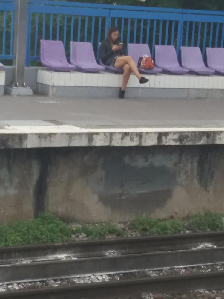 7P She's waiting her train