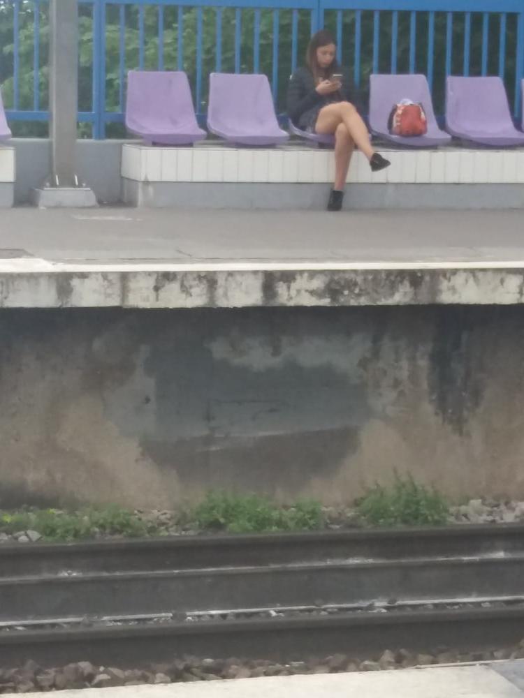 7P She's waiting her train
