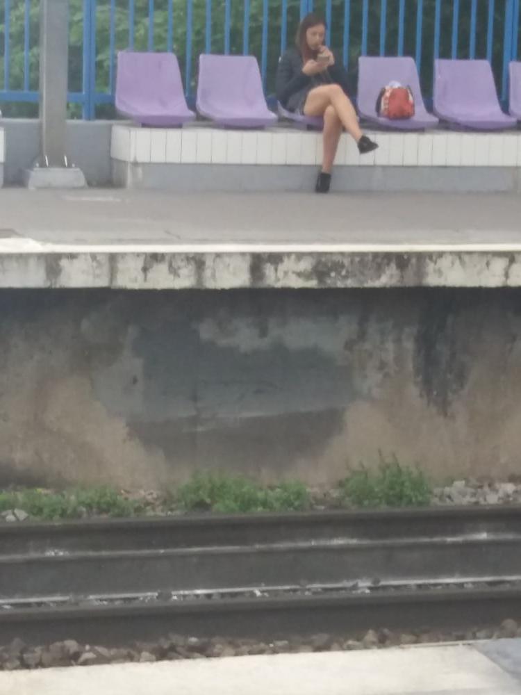 7P She's waiting her train