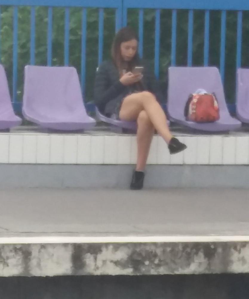 7P She's waiting her train