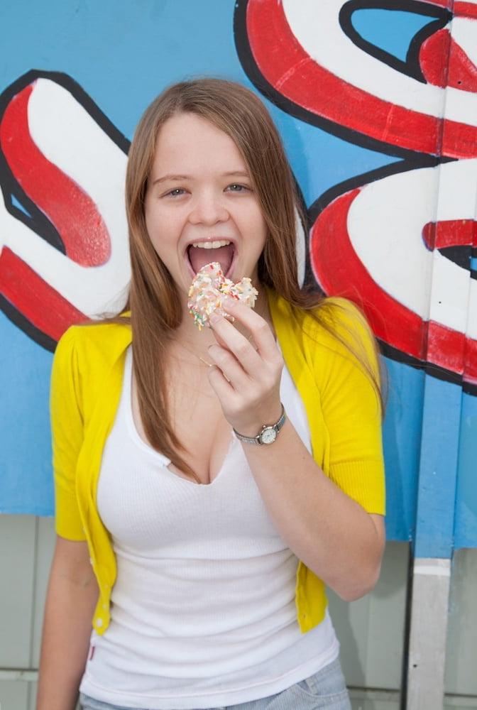 25P Cute and Sexy Willow