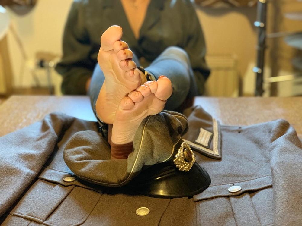 25P Sexy Feet and Old uniform