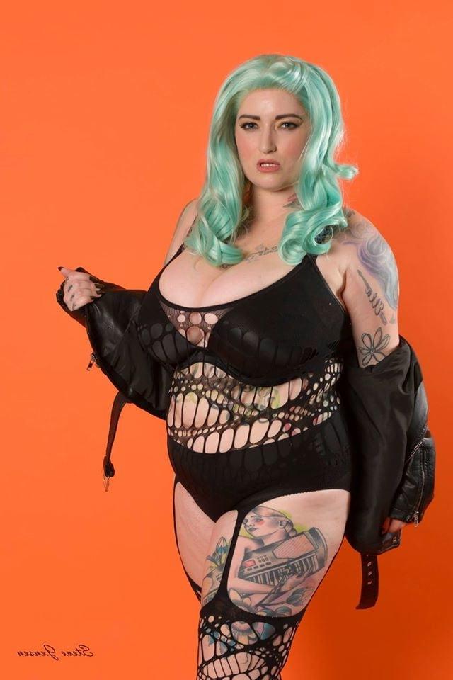 25P Big Titted British Women 20