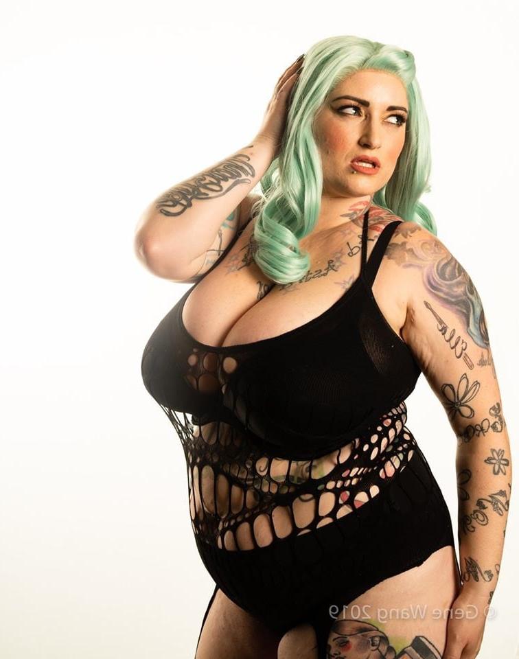 25P Big Titted British Women 20