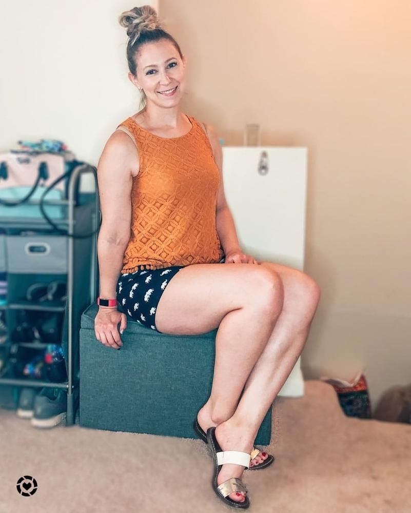 25P Sexy Music Teacher with nice Feet and Legs