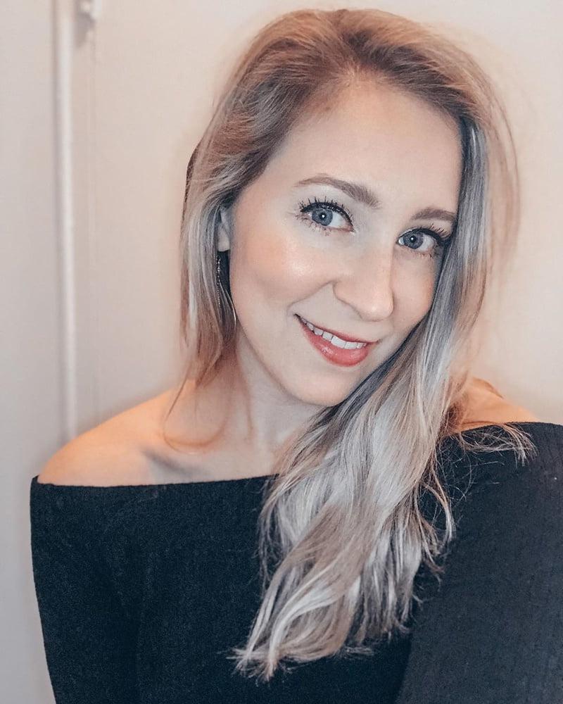 25P Sexy Music Teacher with nice Feet and Legs