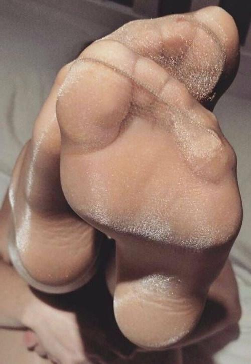 25P Pantyhose and Feet