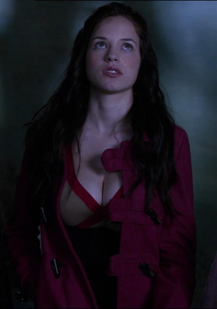 25P Alexis Knapp cute woman.