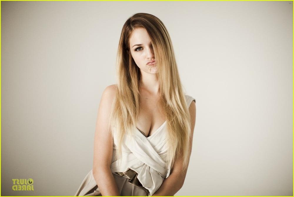 25P Alexis Knapp cute woman.