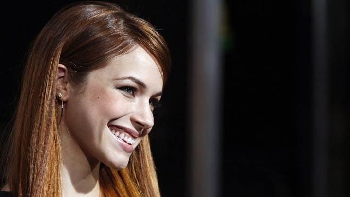 25P Alexis Knapp cute woman.