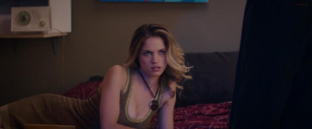 25P Alexis Knapp cute woman.