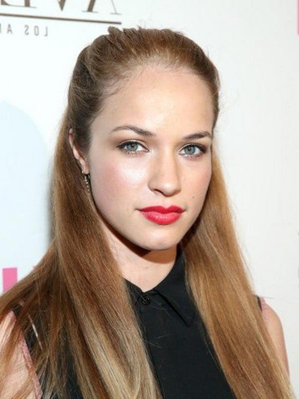 25P Alexis Knapp cute woman.