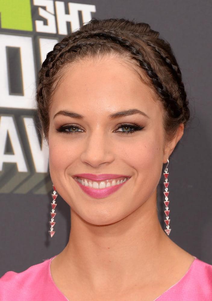 25P Alexis Knapp cute woman.