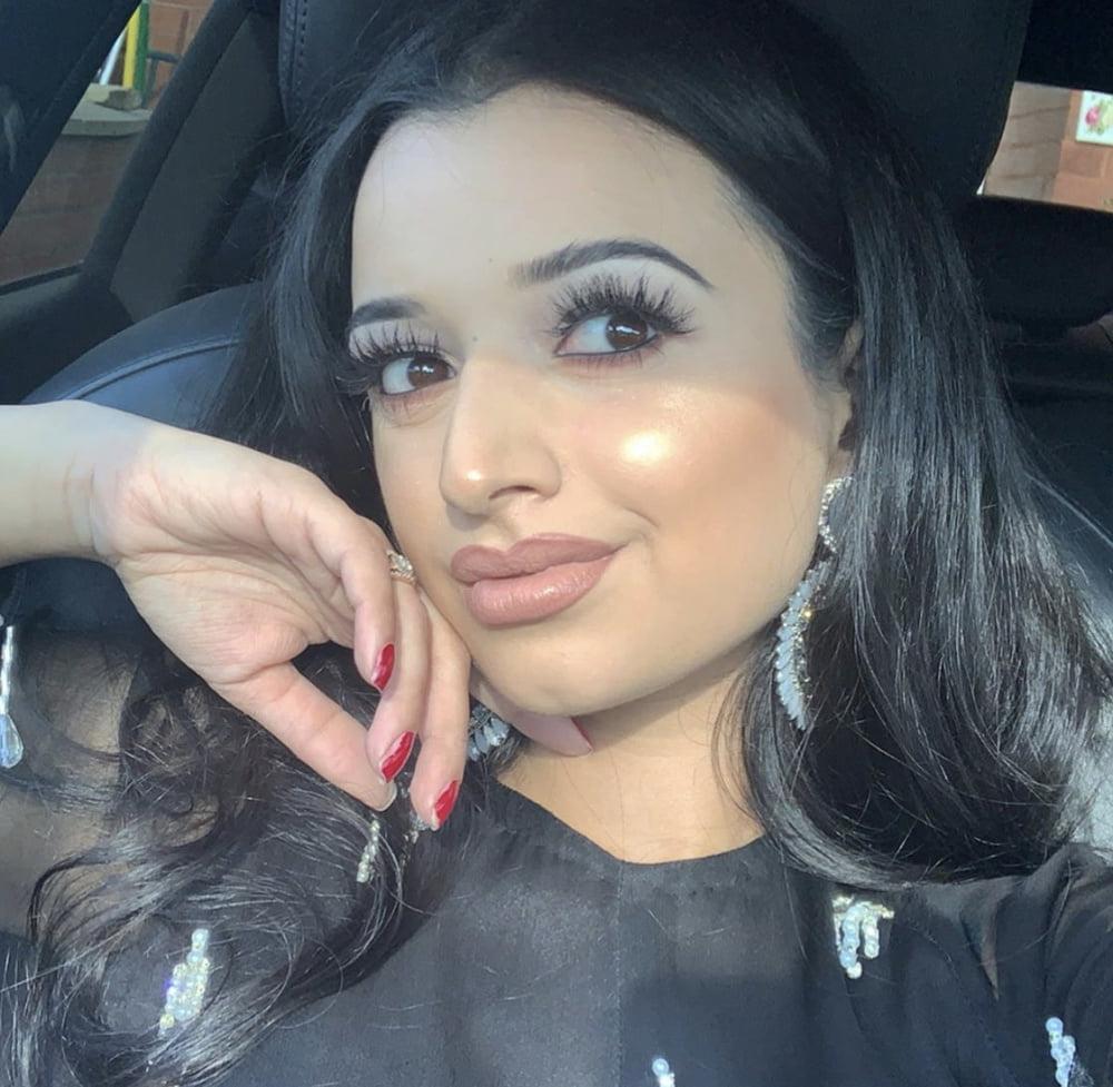 25P Sexy Paki Bitch