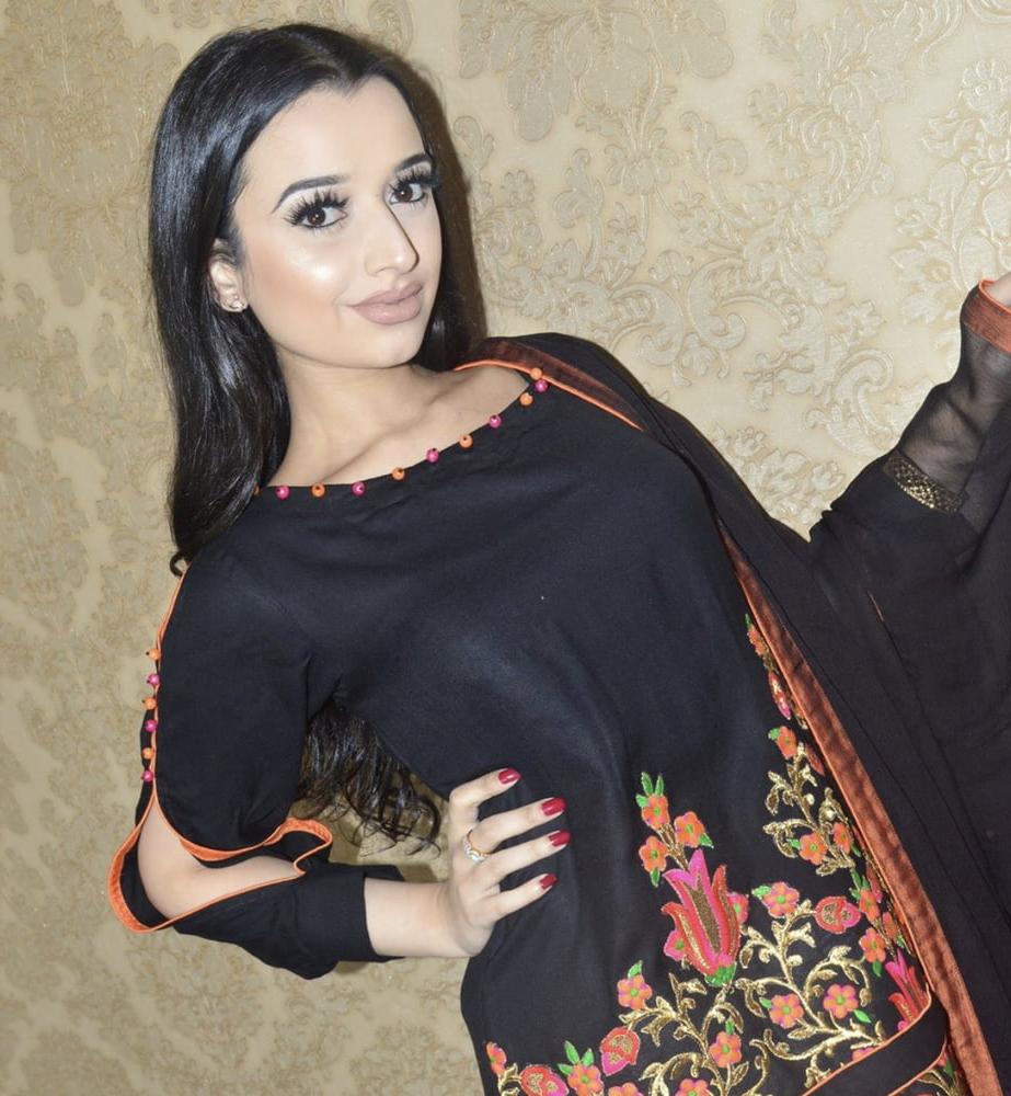 25P Sexy Paki Bitch