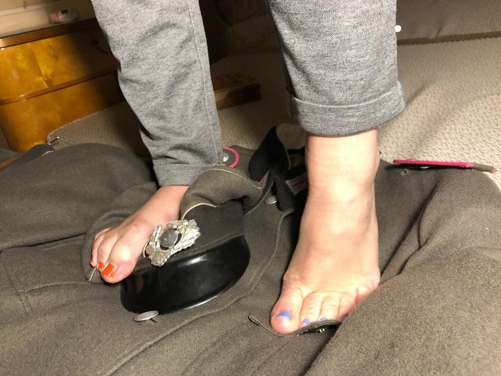 16P Feet on Cap