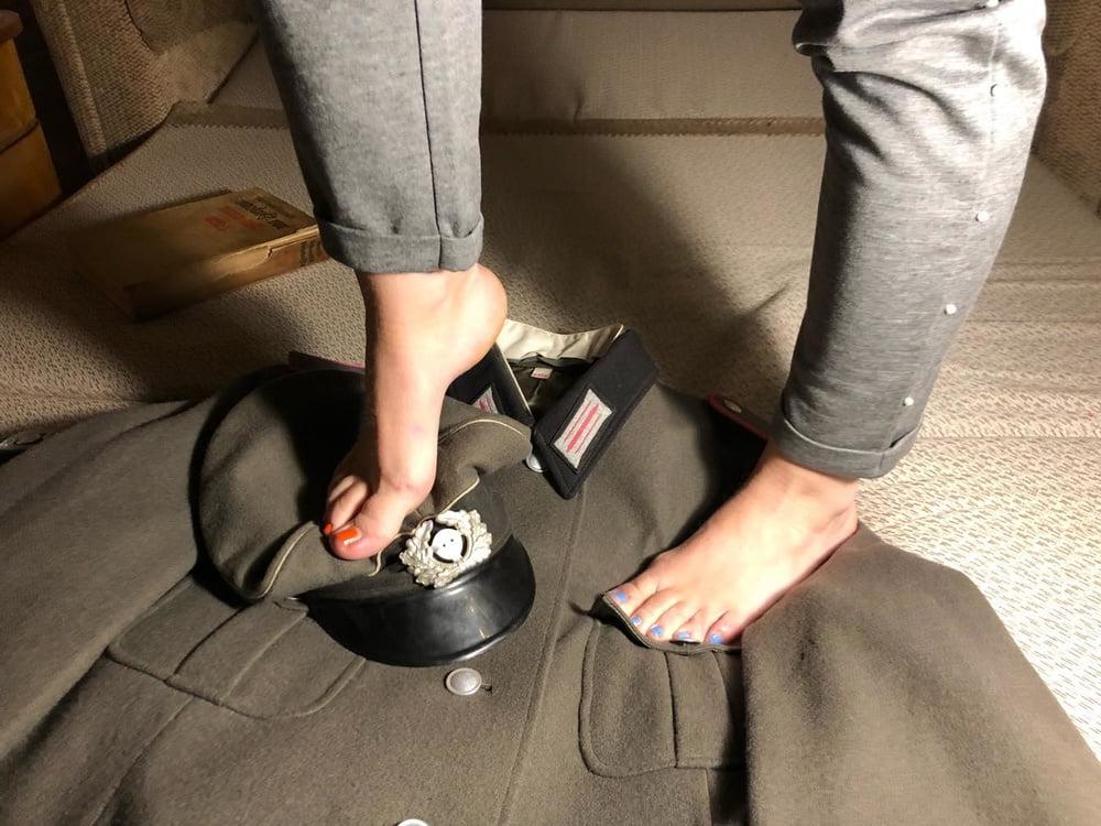 16P Feet on Cap